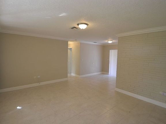 3rd image of 3100 Acapulco Ct