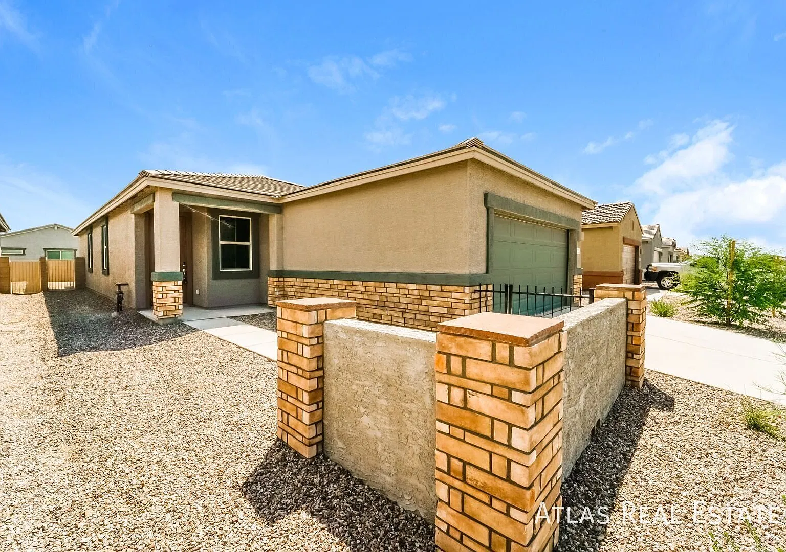 Alluring 4 Bed/2 Bath home in Marana! — Photo 2