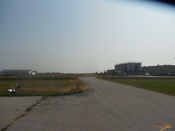 4th image of 3775 Dyess Ave