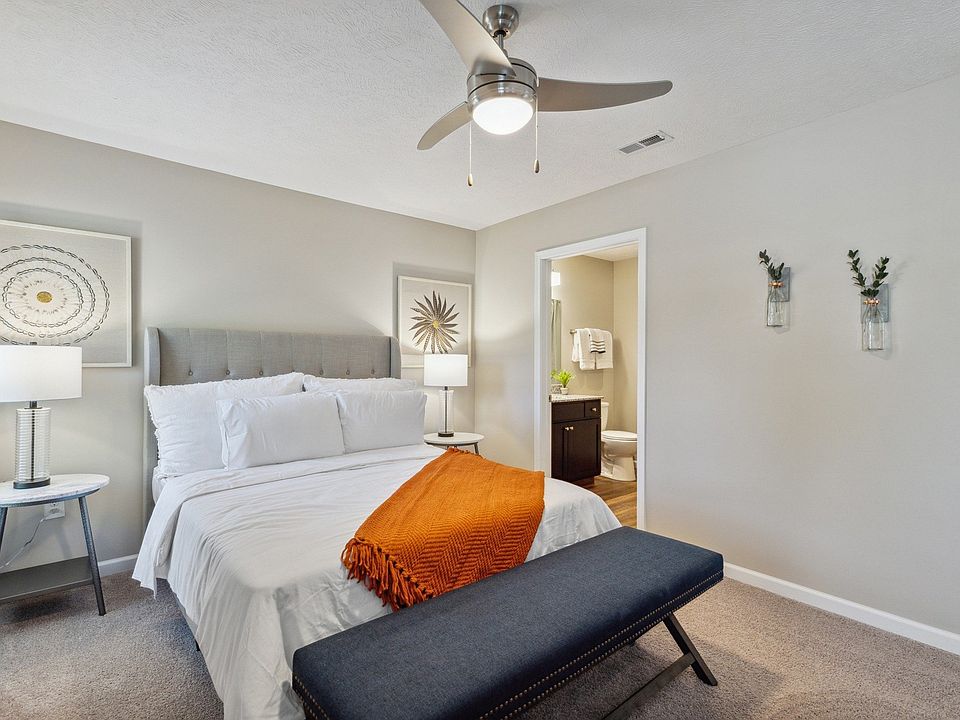 Large Main Bedroom with En-suite Bathroom & Closet
