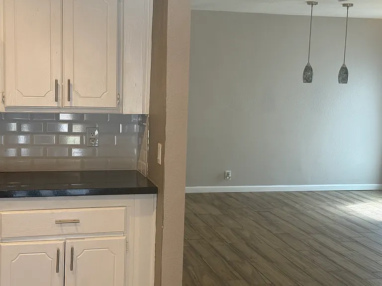 4711 Hemlock Ln — Photo 1