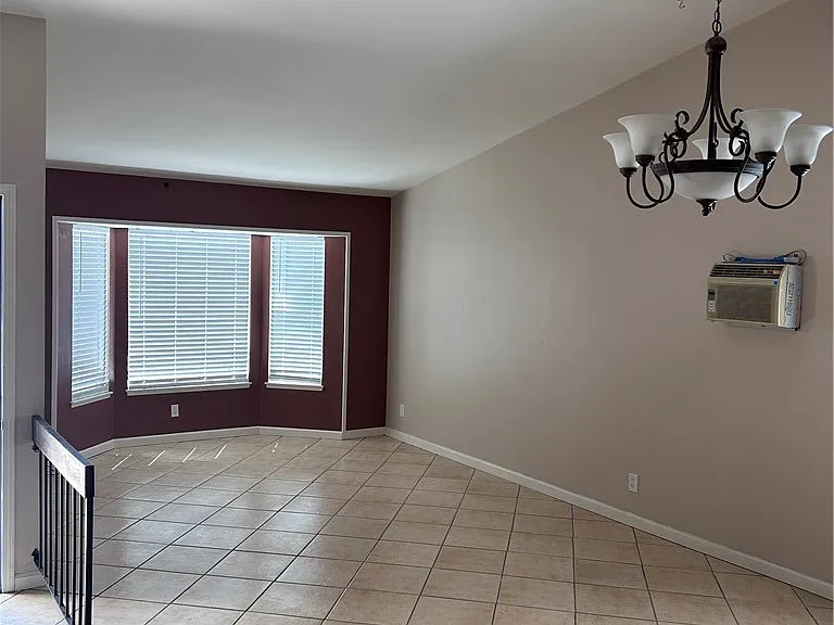 1271 N Emogene St — Photo 2