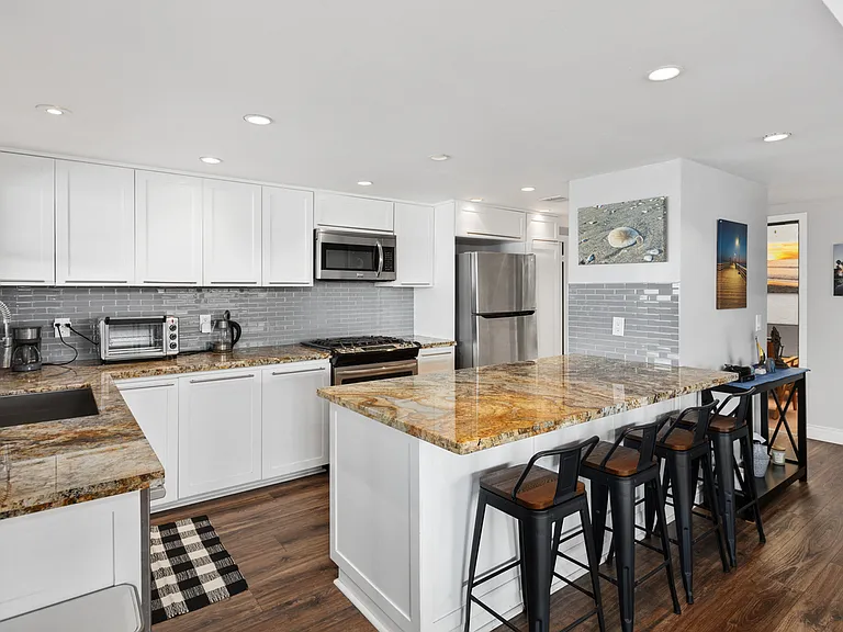 188 Date Ave #1 — Photo 1