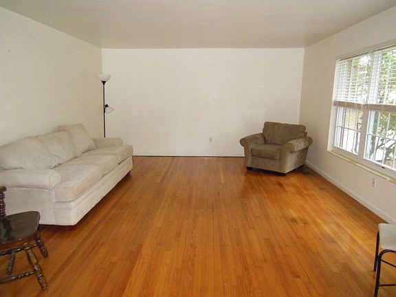 3rd image of 205 Sherwood Dr