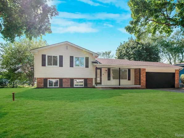 8965 Van Gordon Ave, White Lake, MI 48386