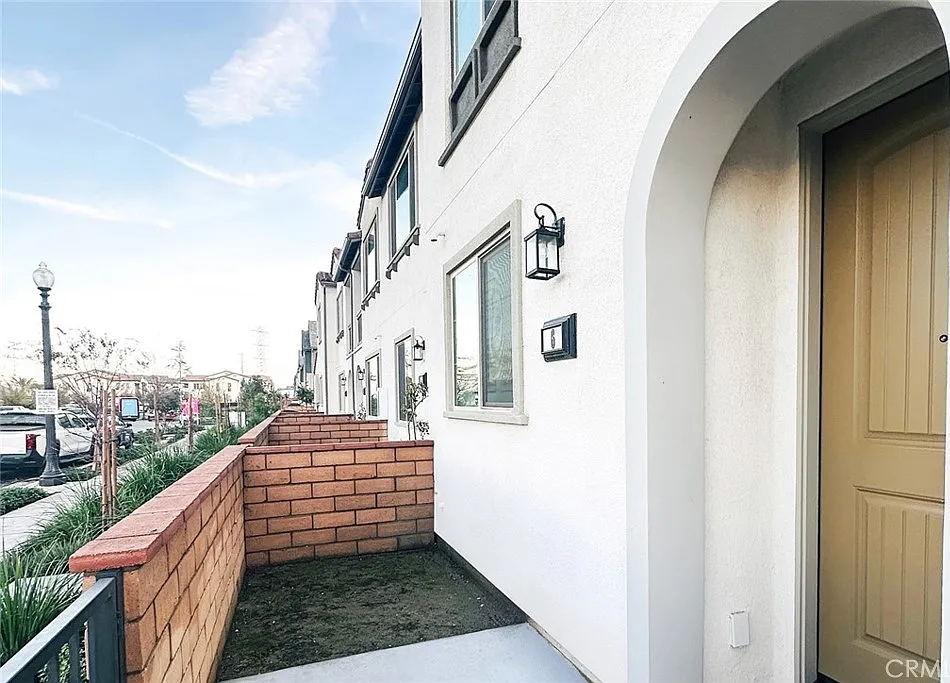 3 bed, 2.5 bath, 1860 sqft, $3,400 — Photo 3