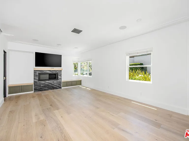 107 S Flores St #1/2 — Photo 5