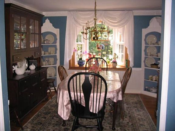 Dining room w/corner cab.