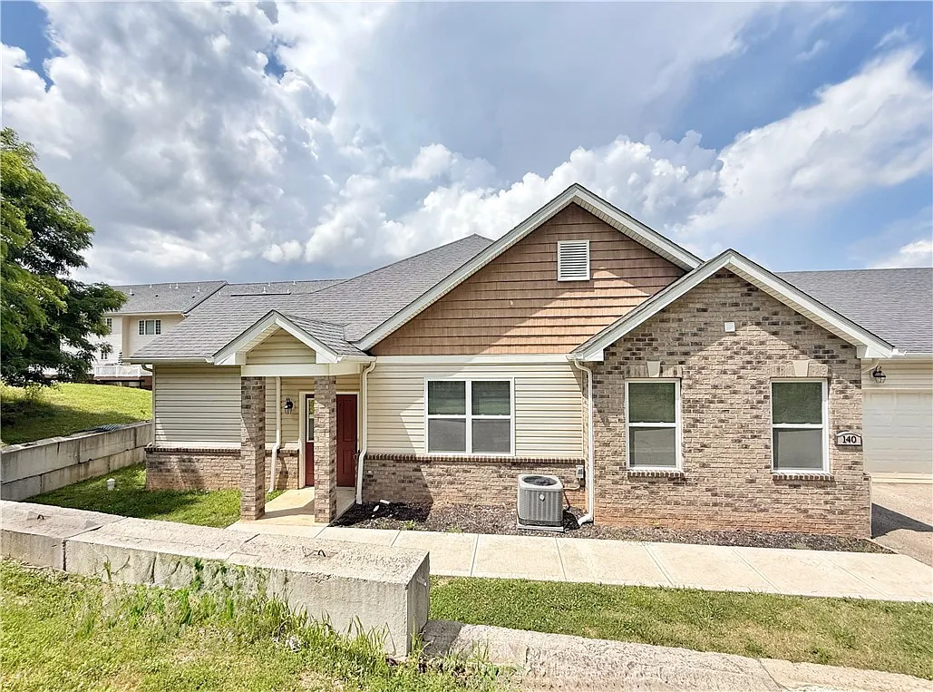 140 Rosemary Ln photo 1