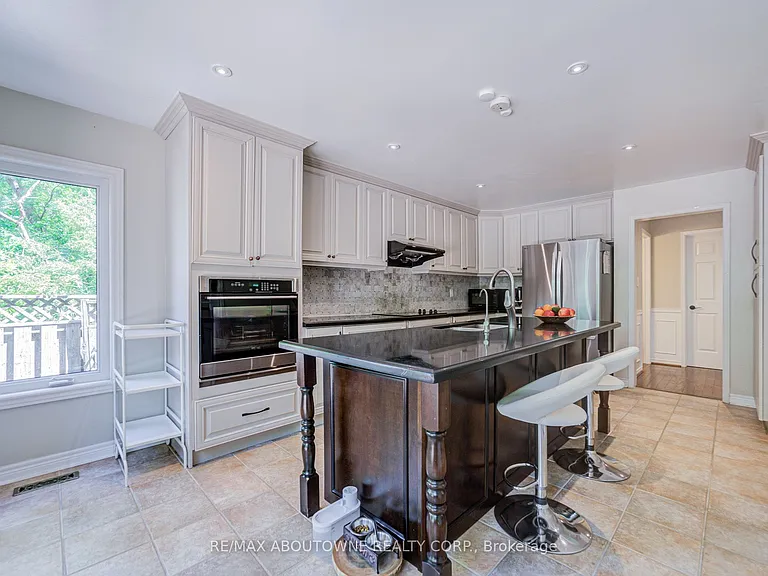 1273 Blackthorn Pl — Photo 10