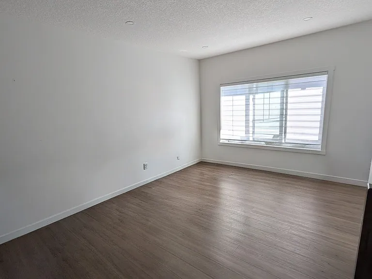 61 Silverton Glen Gate SW — Photo 2