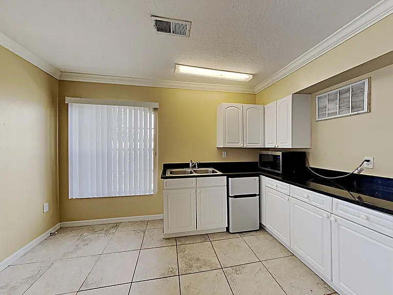 2306 Fan Palm Dr #B — Photo 4