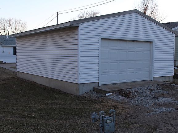 3rd image of 907 Elk St