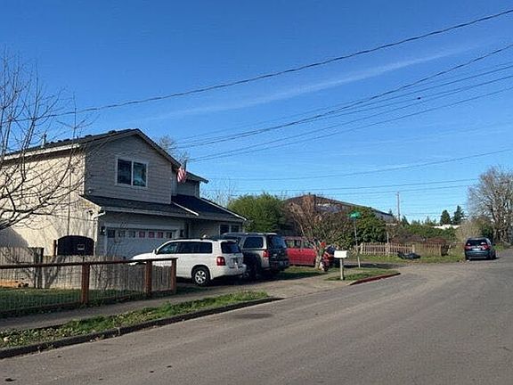 3rd image of 623 SE 146th Ave