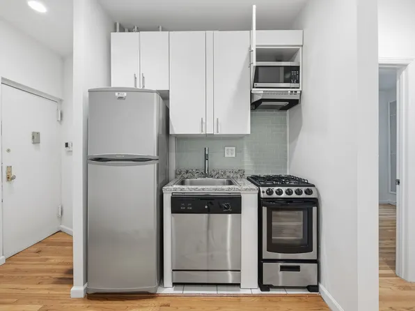 384 Broome Street image 1 of 12