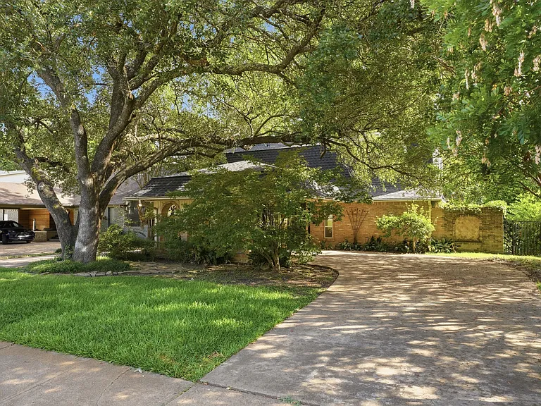 6815 Lyre Ln — Photo 24