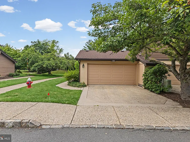 130 Sayre Dr — Photo 5
