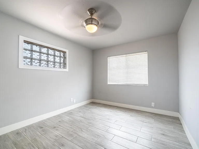 717 E Palmaire Ave — Photo 20