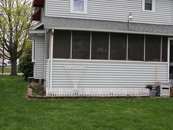 Screened back-porch