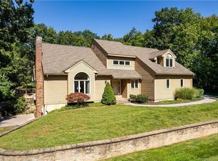 20 Den Rd, New Hartford, CT 06057