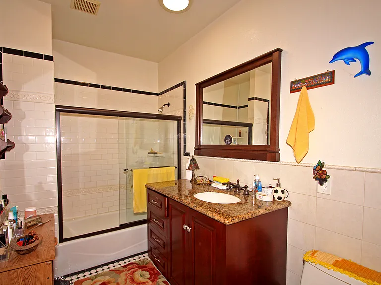 2320 S La Salle Ave — Photo 18