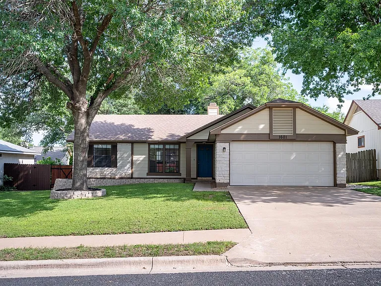 1601 Primrose Trl — Photo 1