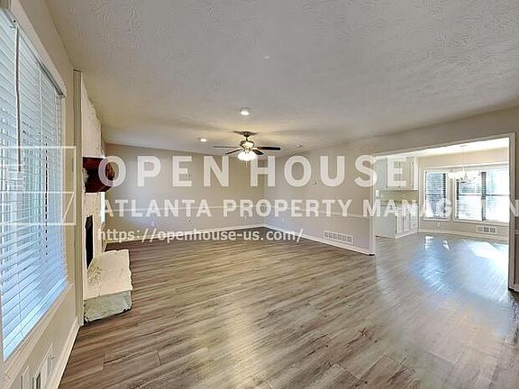 4th image of 208 Emerald Cove Ln