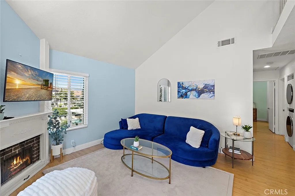 2 bed, 2.0 bath, 954 sqft, $2,995 — Photo 2