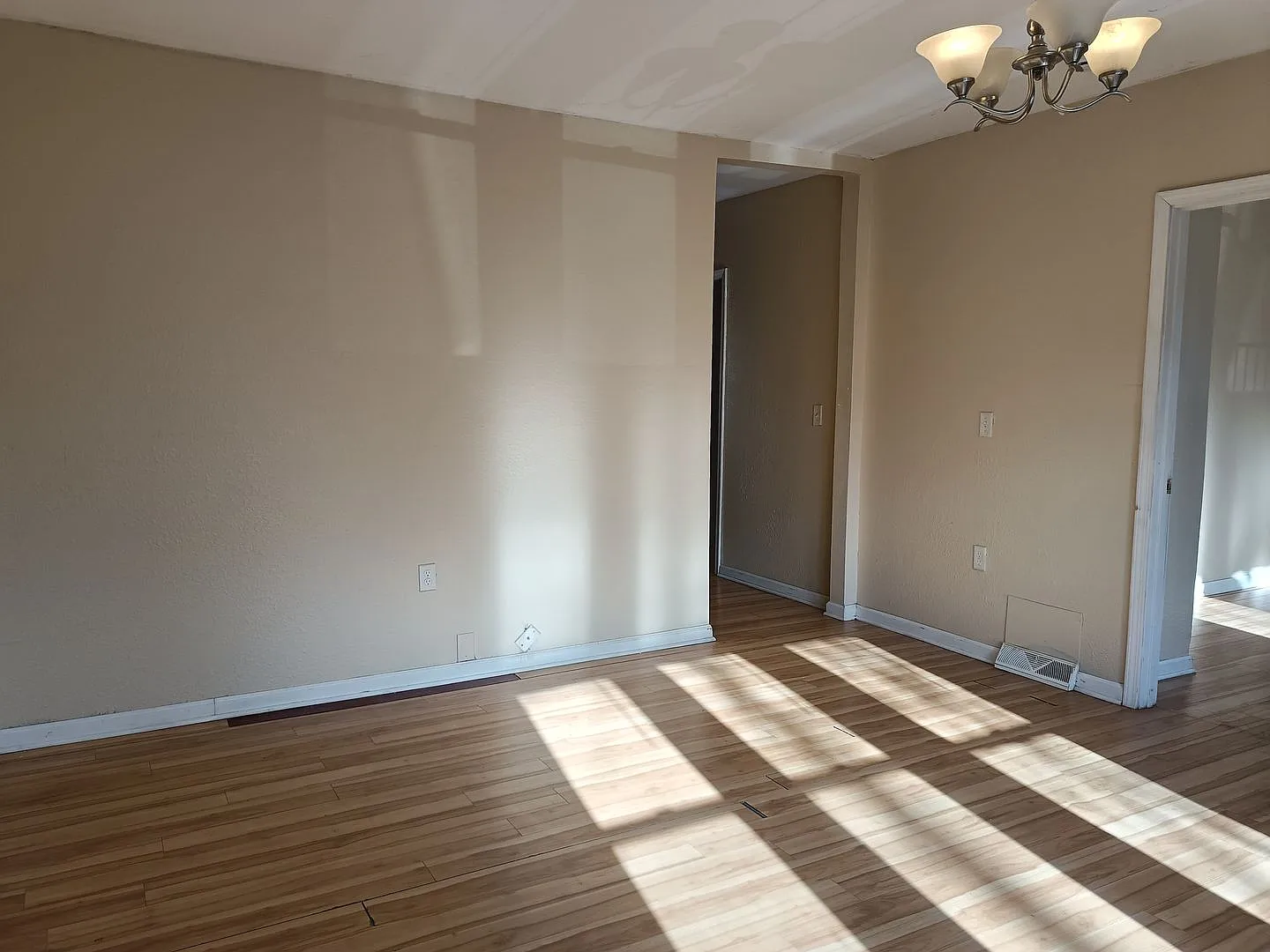 1402 W Meinecke — Photo 3
