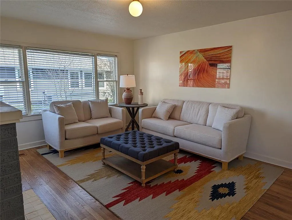 3 bed, 1186 sqft, $2,400 — Photo 2
