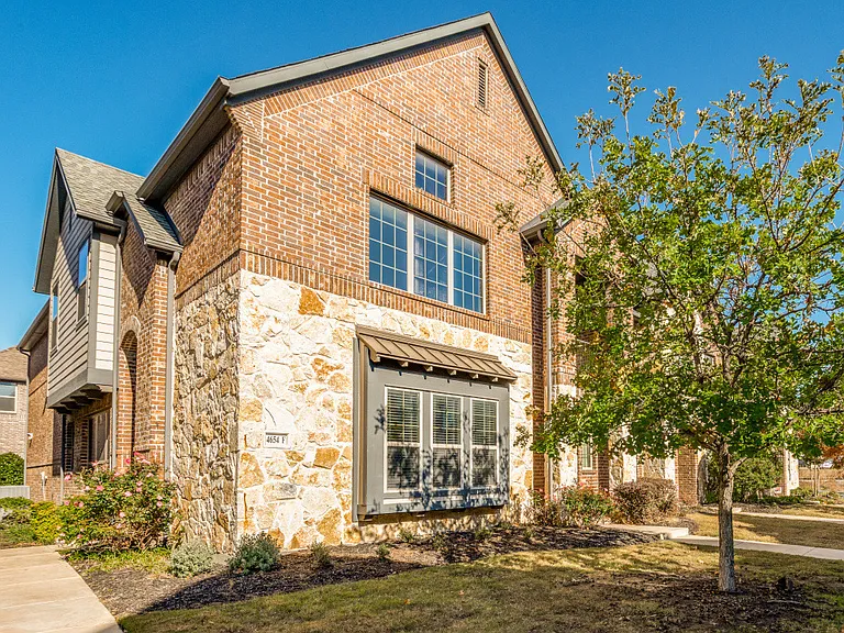 4654F Rhett Ln — Photo 1