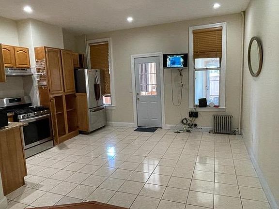 2nd image of 440 36th St #A1