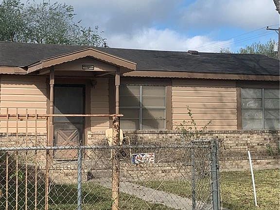 3rd image of 411 N Trevino St