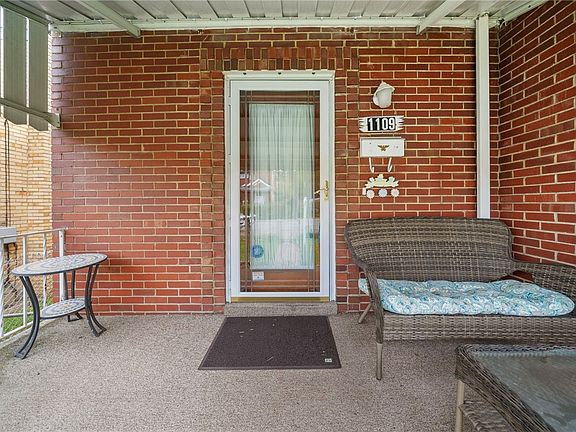 2nd image of 1109 Holmes St