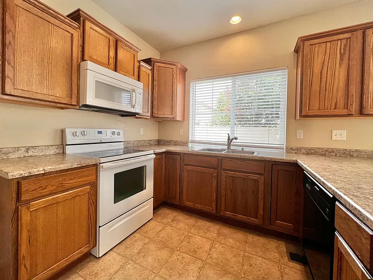 3913 Hunterwood Ln — Photo 5