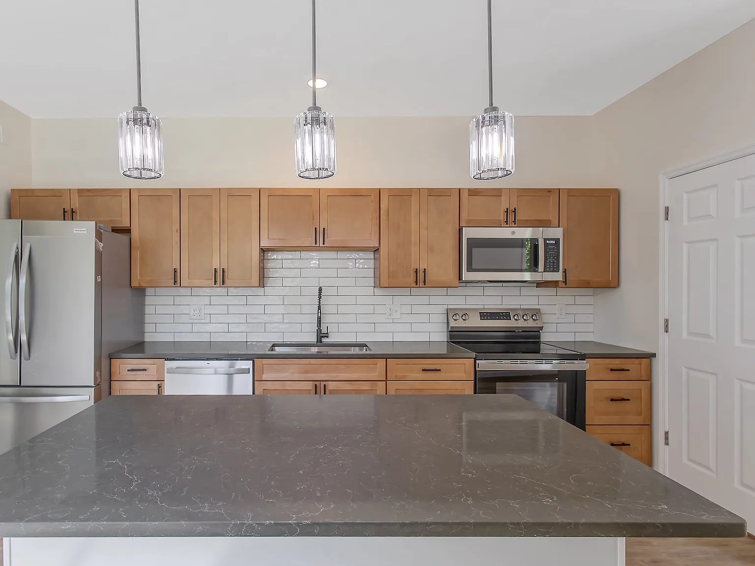 4 bed, 2018 sqft, $2,495 — Photo 4
