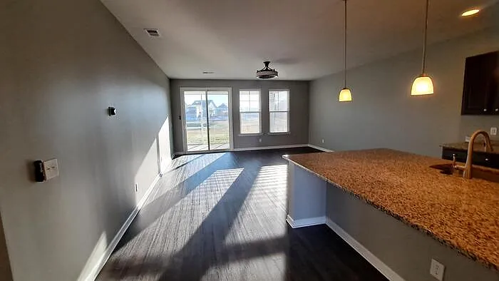 5 bed, 3.0 bath, 3004 sqft, $2,500 — Photo 3