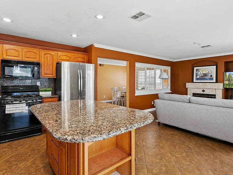 14033 Yorktown Ct — Photo 10