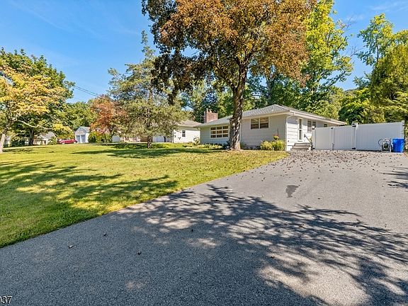 3rd image of 1015 Lakeview Dr