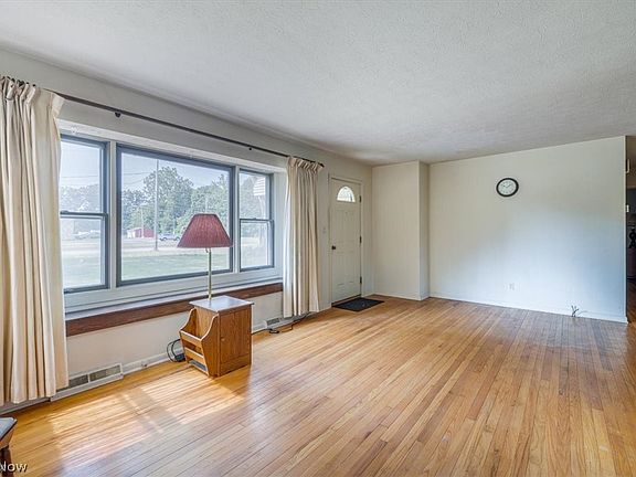 5th image of 22270 Brookpark Rd