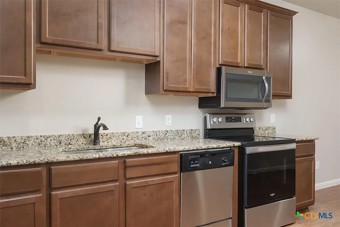 2 bed, 2.0 bath, 9656 sqft, $1,450 — Photo 3