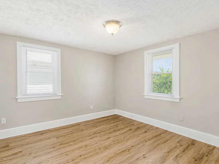 68 W Park Ave — Photo 18