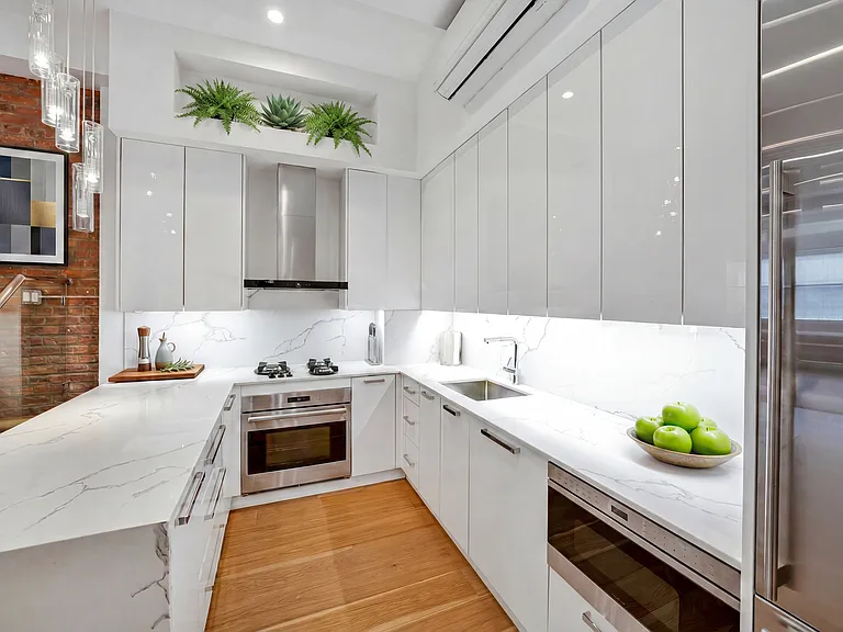 521 W 47th St #4D — Photo 6
