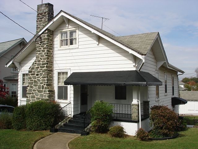 1st image of 300 Oakridge Blvd
