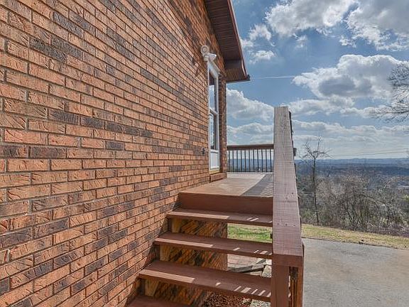 5th image of 1521 Parton Dr