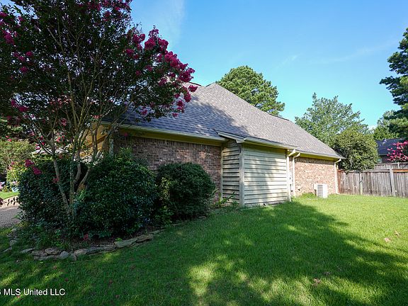 3rd image of 152 Seville Way