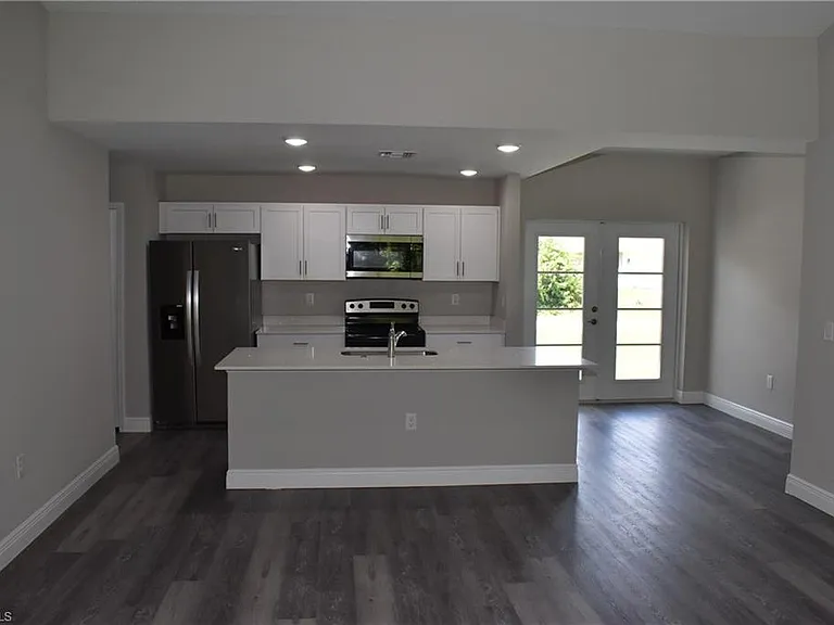 20217 Renwick Ave — Photo 4