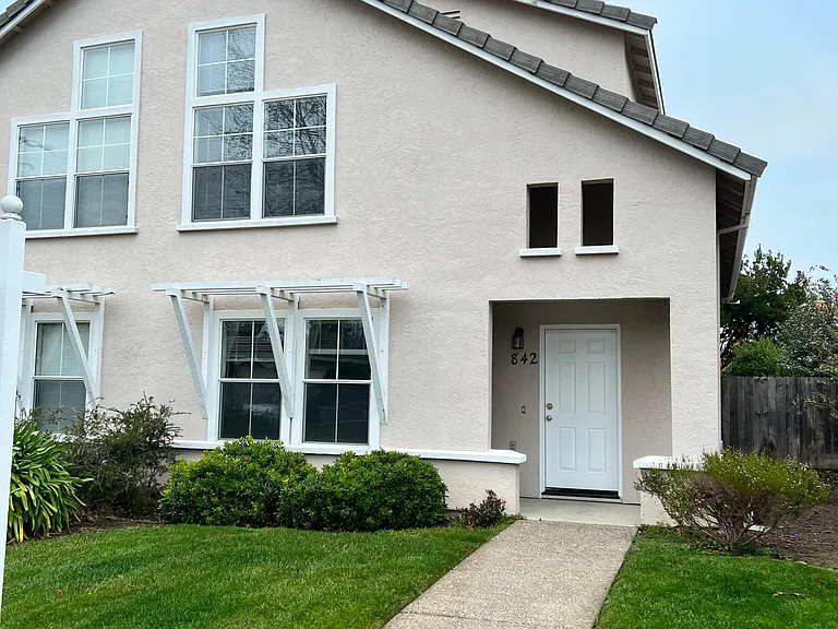 842 E Dana St — Photo 1