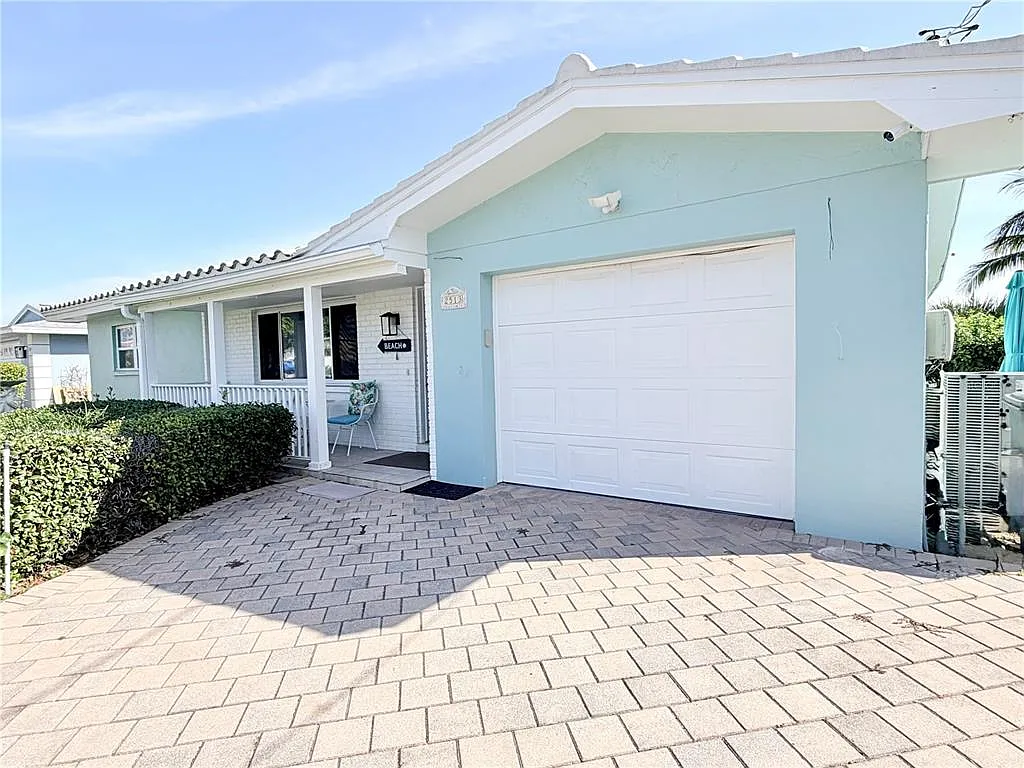 3 bed, 2.0 bath, 1930 sqft, $4,350 — Photo 2