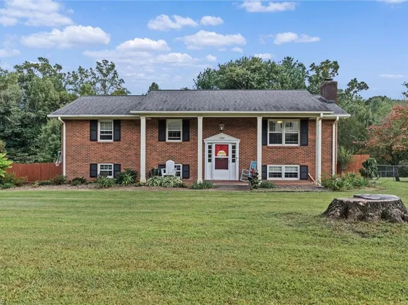 1121 Dogwood Dr, King, NC 27021